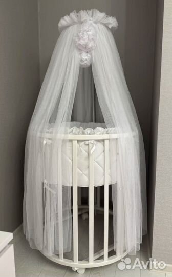 Балдахин в кроватку с помпонами