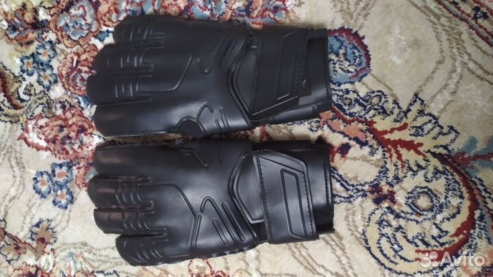 Футбольные вратарские перчатки