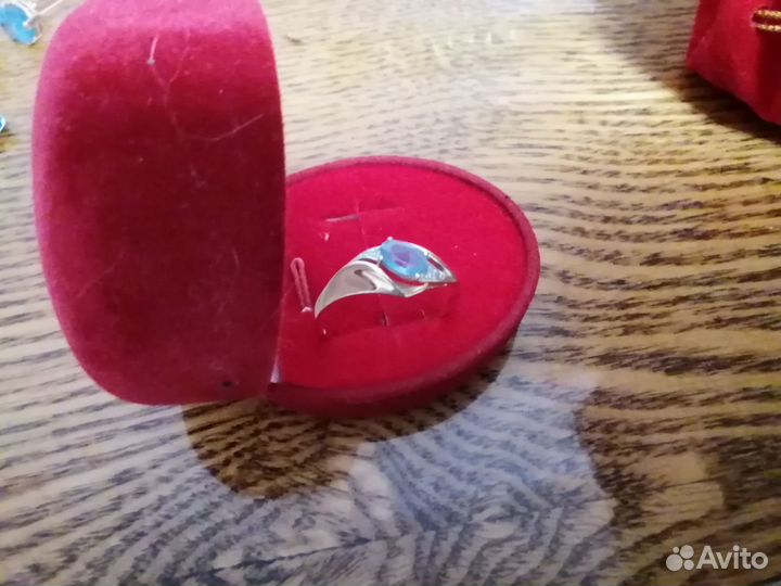 Золотые серьги с топазом