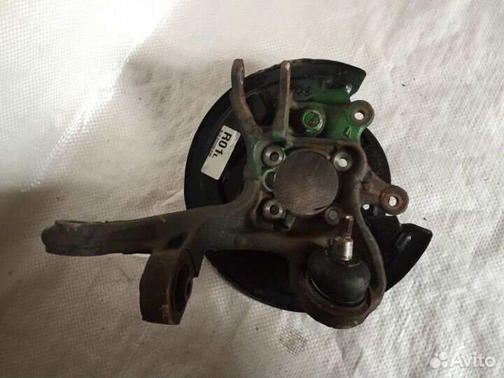 Кулак задний Тойота Авенсис