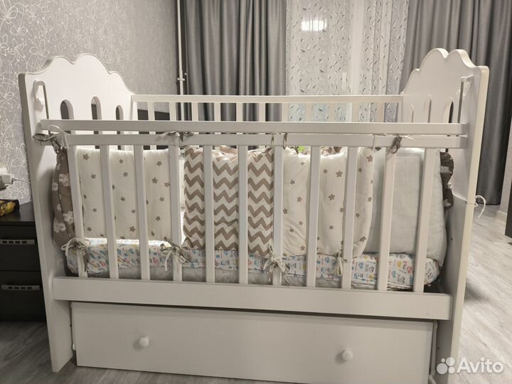 Детская кроватка с маятником и ящиком