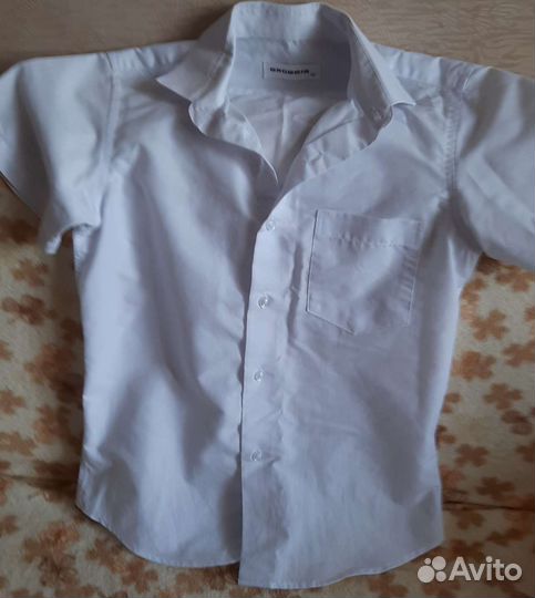 Рубашки для мальчика школьные б/у 32р