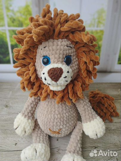Вязаная игрушка львëнок