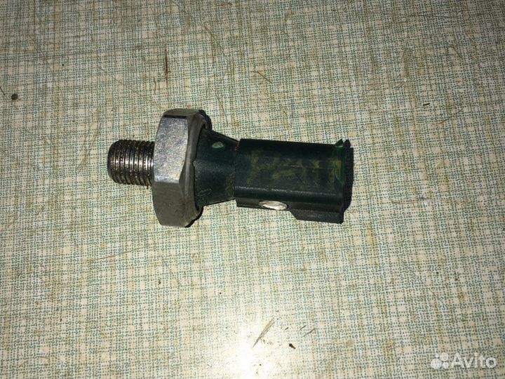 Датчик давления масла Шкода Рапид
