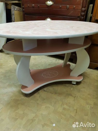 Журнальный столик на колесах