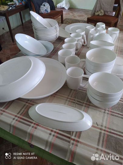 Фарфоровая посуда белая из 42 предметов