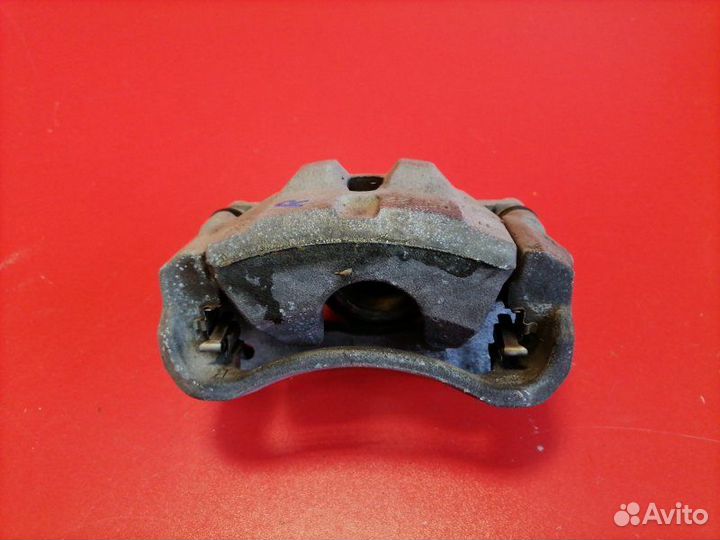 Суппорт передний правый Toyota Corolla ZRE151L