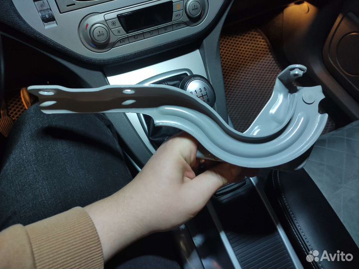 Hyundai / Kia петля капота правая 79120H0000