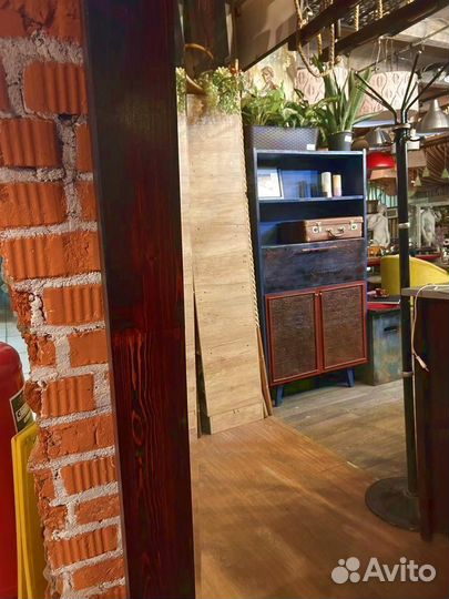 Большое зеркало в раме из массива