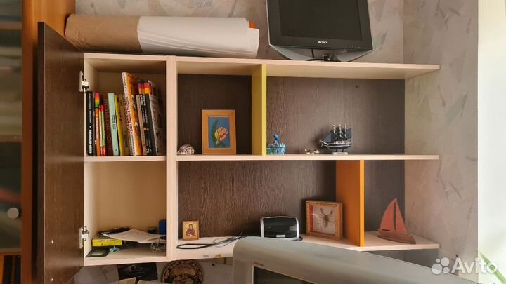 Детский стол с полками и тумбочкой