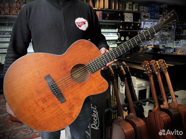 Акустическая гитара джамбо