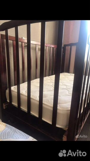 Детская кроватка с маятником