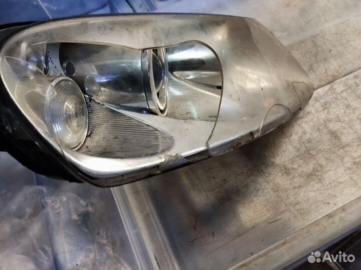 Фара правая битая ксенон 2линзы VW Туарег до 2006г