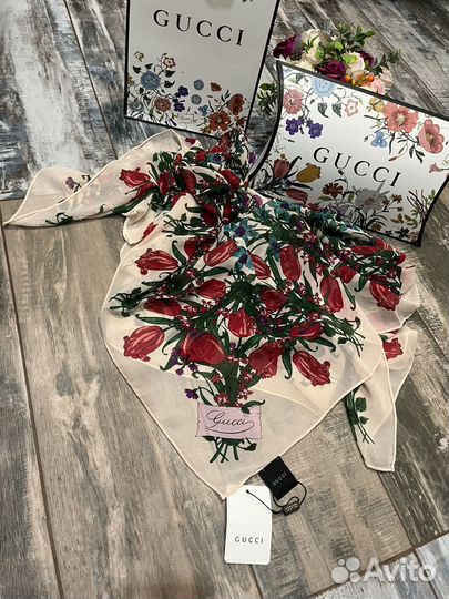 Платок Gucci пудровый с упаковкой бренда