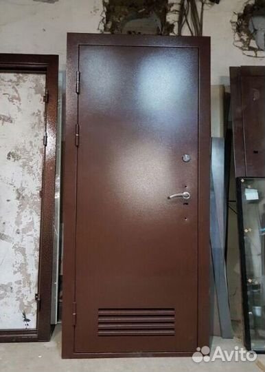 Входные двери в котельную с вент решеткой