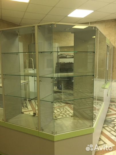 Продаю торговое оборудование (витрины)