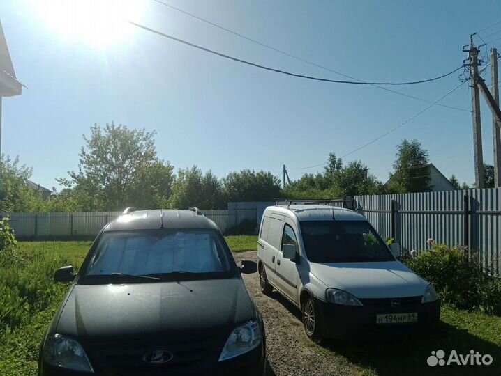 Водитель со своим легковым автомобилем