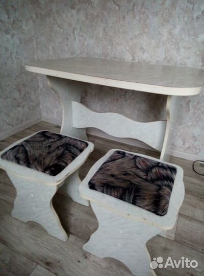 Стол,табуреты