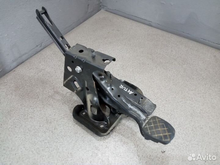 Педаль тормоза под МКПП Skoda Octavia TUR A4