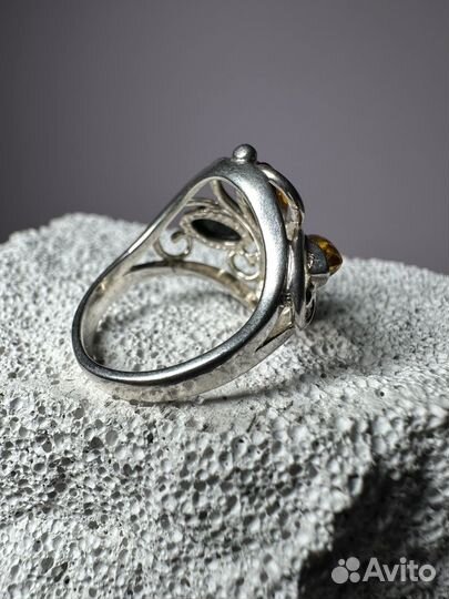 Кольцо с янтарем