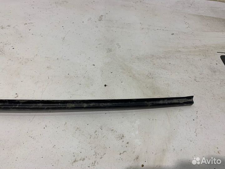 Резинка уплотнительная стекла Renault Logan K7J710