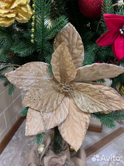 Ёлка на штамбе с игрушками