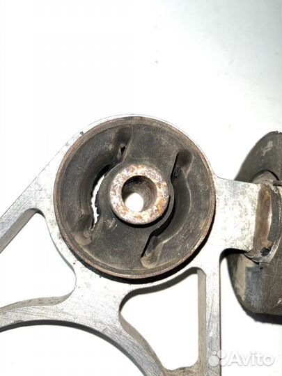 Подушка редуктора задняя Land Rover Freelander 1