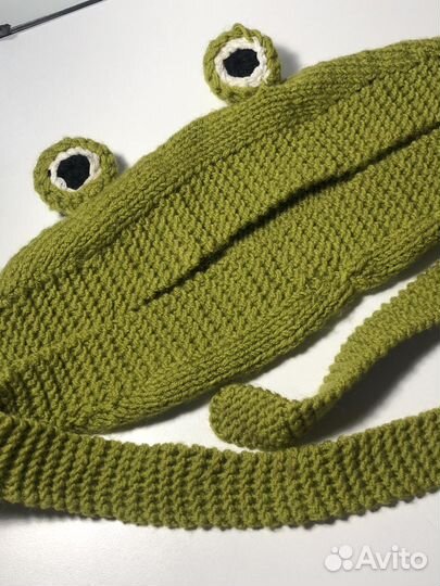 Вязаная шапка-лягушка