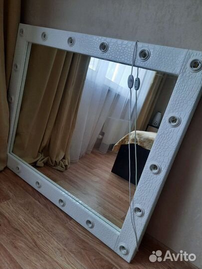 Гримерное зеркало с лампочками