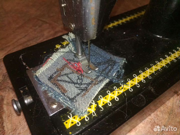 Антикварная игрушечная швейная машинка СССР