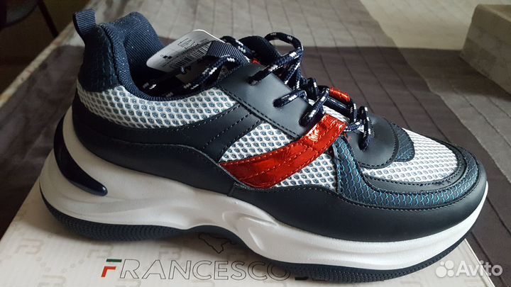 Кроссовки женские