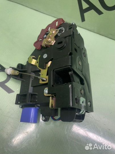 Замок задний правый Volkswagen Touareg 7L дорест