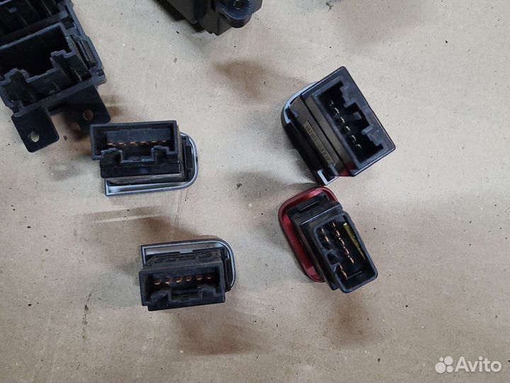 Кнопка аварийного сигнала Hyundai Elantra XD