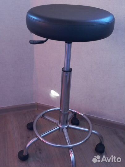 Стул для мастера маникюра или парикмахера