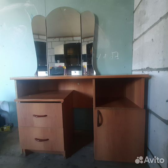 Трюмо с зеркалом и тумбочкой