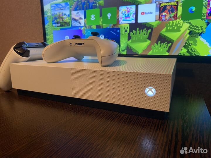 Xbox One S All-Digital 1Tb, 2 геймпада, Отл.Сост