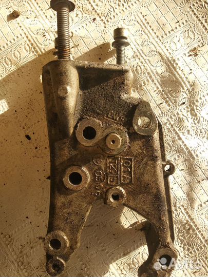 Кронштейн двигателя Peugeot 407 1.8-2.0