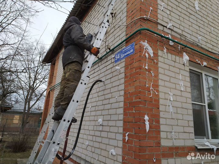 Утепление дома. Заливка утеплителя в Панино