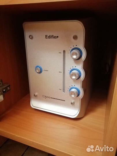 Компьютер с компьютерным столом и принтер