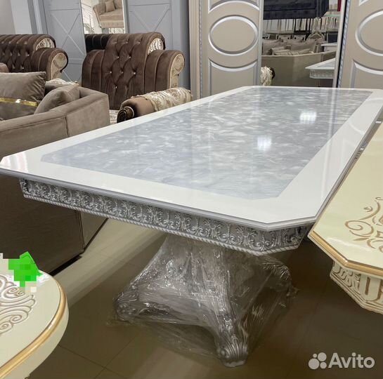 Стол и стулья