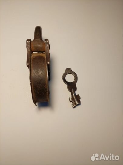 Навесной замок старинный