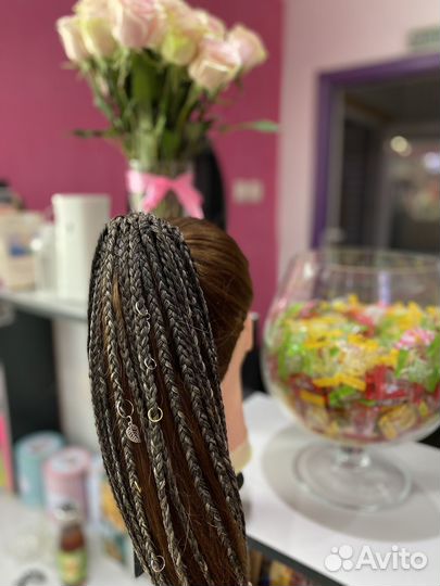 Афрорезинка из кос с украшениями