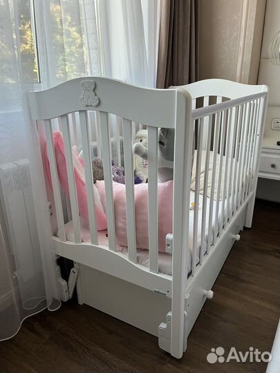 Детская кроватка с поперечным маятником