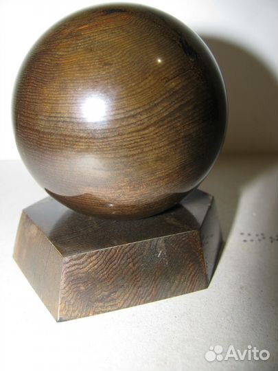 Шар из окаменелого дерева на подставке