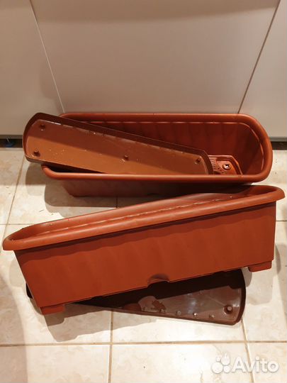 Пара ящиков для цветов с поддоном