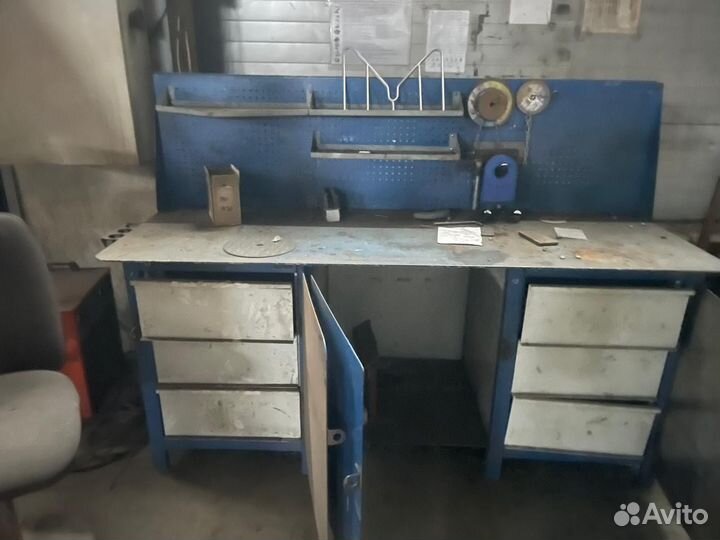 Слесарная зона, верстак слесарный, стеллажи