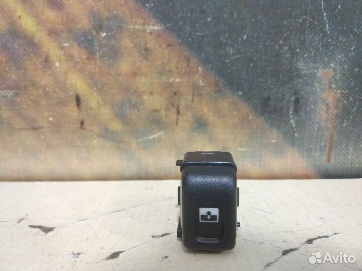 Кнопка люка Chevrolet Trailblazer GMT360 LL8 2004