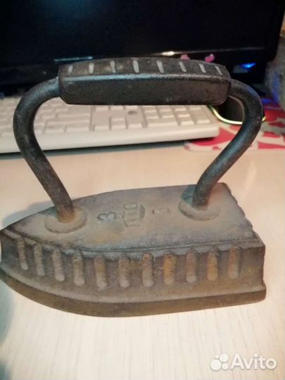 Старый старинный утюг