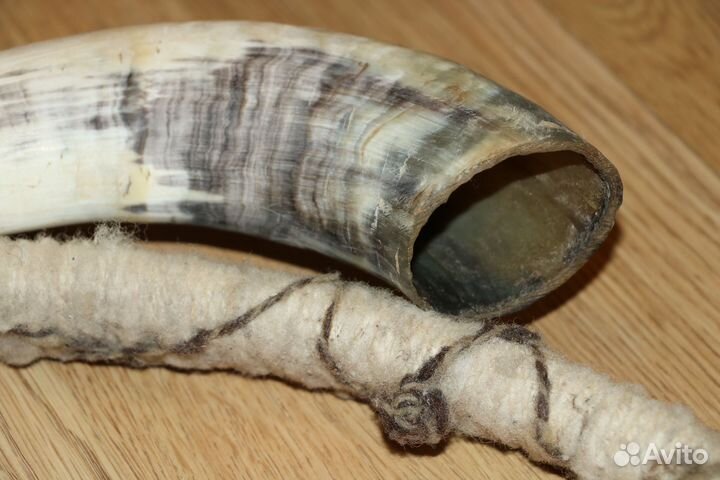 Духовой этнический круговой инструмент с рогом