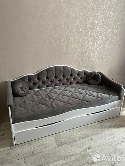 Двухъярусная выдвижная кровать с мягкой спинкой